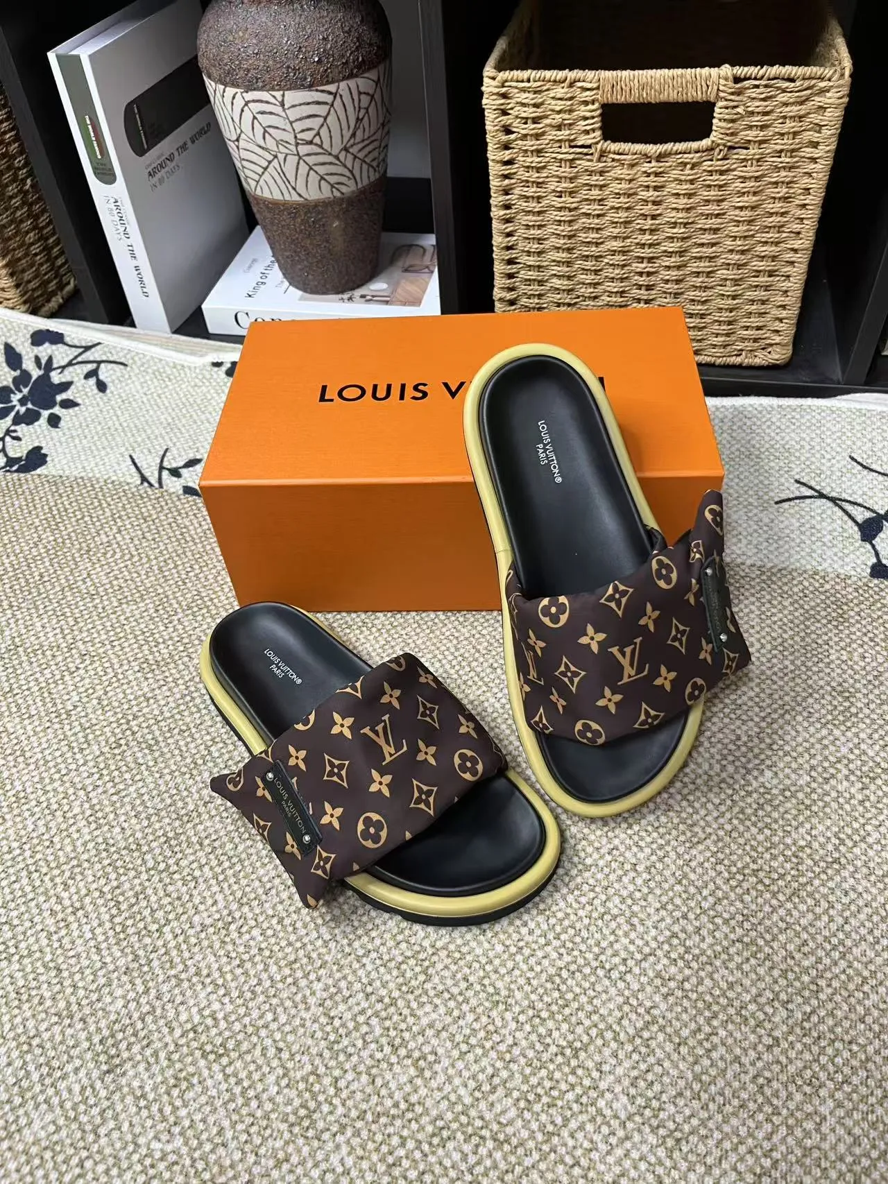 P340 yuan LV Louis Vuitton Full of high-end feel! A popular model among bloggers at home and abroad, it’s retro and fashionable, and looks stunning on your feet! Mainly recommended model on the official website★ ━━━━━ ЅᏇєєt ━━━━━ ▪️Upper: original calfskin ➕5D printing process ▪️Inner: imported mixed sheepskin ▪️Outsole: original molded foam outsole ▪️Size: Female 35-40 Men's 39-44 (women's 41 men's 45)